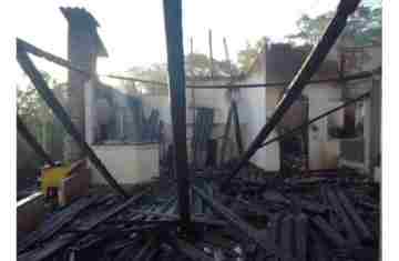 Três Barras - Residência é destruída pelo fogo na comunidade Santa Genoveva 